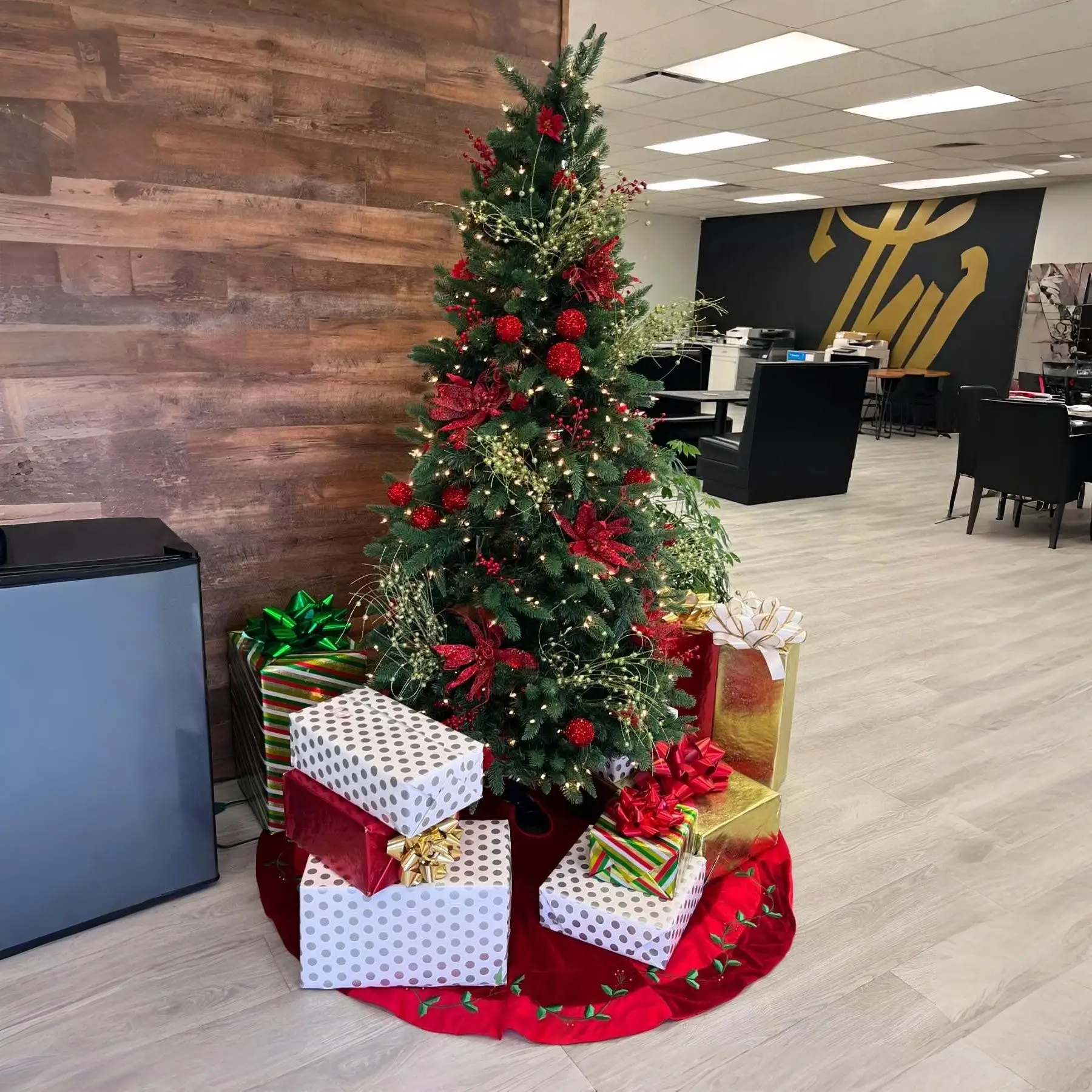 Classic Christmas Tree Decor