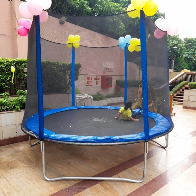 Balloon decoration setup — photo 6