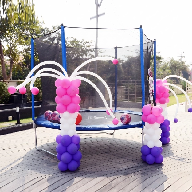 Balloon decoration setup — photo 5